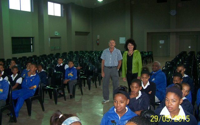 Raadslede Riana de Coning en David Botha tydens â€˜n beroepsvoorligtingsessie aan Gansbaai PrimÃªr se Gr 7-leerders